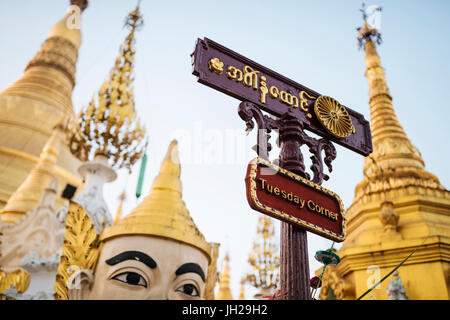 Planetare Post zur Shwedagon-Pagode, Yangon (Rangoon), Myanmar (Burma), Asien Stockfoto