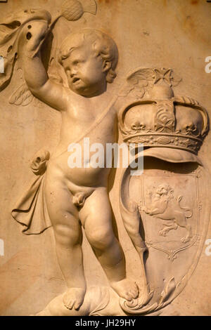 Das Victoria and Albert Museum. Wahrscheinlich von Arnold Quellin und Grindling Gibbons. Putto mit Krone und Wappen von Schottland. Ca. 1686. Ma Stockfoto