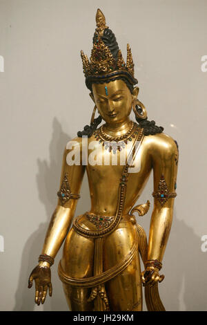 Das Victoria and Albert Museum. Der Bodhisattva Avalokiteshvara (Padmapani, Träger des Lotus). 1300-1400. Malla-Dynastie. Nepal. Vergoldetem Kupfer mit Stockfoto