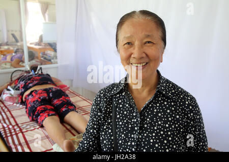 Vietnamesische traditionelle Medizin Klinik.  Schwester Elisabeth (Franziskanerinnen) sorgt für den reibungslosen Ablauf des Zentrums. Cu Chi Vietnam. Stockfoto