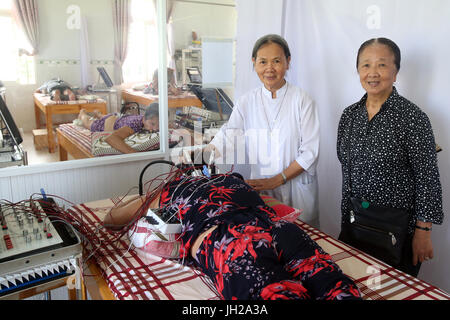 Vietnamesische traditionelle Medizin Klinik.  Schwester Elisabeth (Franziskanerinnen) sorgt für den reibungslosen Ablauf des Zentrums. Cu Chi Vietnam. Stockfoto