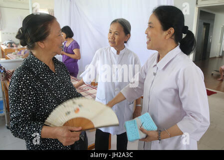 Vietnamesische traditionelle Medizin Klinik.  Schwester Elisabeth (Franziskanerinnen) sorgt für den reibungslosen Ablauf des Zentrums. Cu Chi Vietnam. Stockfoto