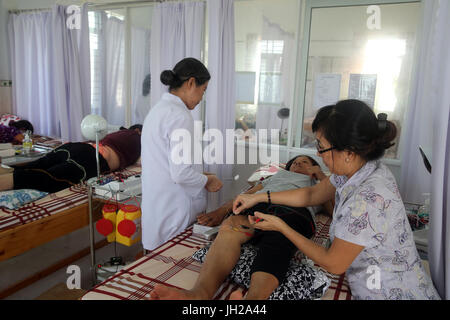 Vietnamesische traditionelle Medizin Klinik.  Akupunktur.  Cu Chi Vietnam. Stockfoto