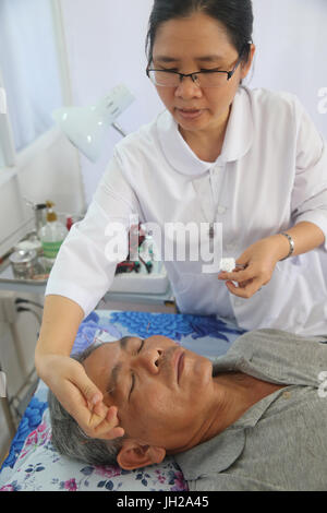 Vietnamesische traditionelle Medizin Klinik.  Akupunktur.  Cu Chi Vietnam. Stockfoto