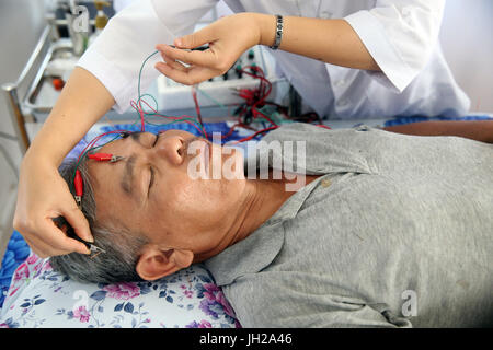 Vietnamesische traditionelle Medizin Klinik.  Akupunktur.  Cu Chi Vietnam. Stockfoto