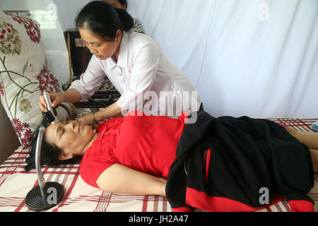 Vietnamesische traditionelle Medizin Klinik.  Akupunktur.  Cu Chi Vietnam. Stockfoto