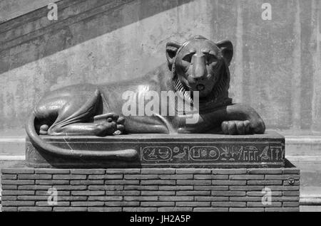 Einer der beiden Basalt recumbent lion Statuen, die den Pharao Nectanebo I, in der Nähe von Fontana della Pigna, ehemaligen römischen Brunnen Vatikan Stadt, Europa. Stockfoto