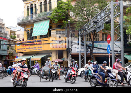 Motorroller auf Saigon Street.  Ho-Chi-Minh-Stadt. Vietnam. Stockfoto