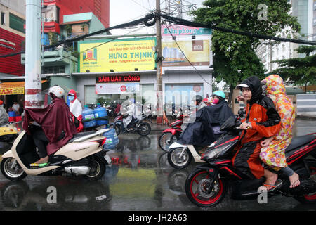 Vietnam, Ho-Chi-Minh-Stadt. Schweren Monsunregen.  Motorroller auf Saigon Street.  Ho-Chi-Minh-Stadt. Vietnam. Stockfoto