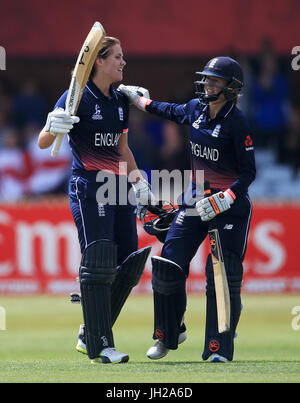 Die Engländerin Natalie Sciver (links) feiert ihr Jahrhundert mit Mannschaftsgefährtin Fran Wilson (rechts) während des WM-Spiels der Frauen auf dem County Ground, Derby. DRÜCKEN SIE VERBANDSFOTO. Bilddatum: Mittwoch, 12. Juli 2017. Siehe PA Geschichte Cricket England Frauen . Bildnachweis sollte lauten: Mike Egerton/PA Wire. EINSCHRÄNKUNGEN: Nur für redaktionelle Zwecke. Keine kommerzielle Nutzung ohne vorherige schriftliche Zustimmung der EZB. Nur für Standbilder. Keine bewegten Bilder zum Emulieren der Übertragung. Keine Entfernung oder Verdunkelung von Sponsorlogos. Stockfoto