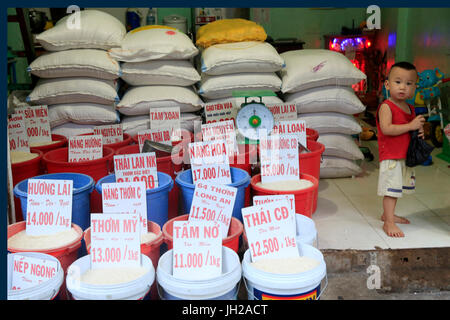 Reis in verschiedenen Qualitäten in Taschen auf einem Freiluftmarkt zu verkaufen.  Vietnam. Stockfoto