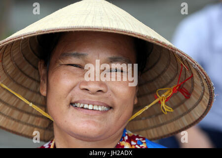 Frau tragen traditionelle konischen Hut. Porträt.  Vietnam. Stockfoto