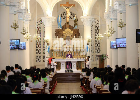 Ho-Chi-Minh-Stadt. Kirche des Heiligsten Herzens Jesu (Nha Tho Tan Dinh).  Sonntagsfeier Masse.  Eucharistie.  Ho-Chi-Minh-Stadt. Vietnam. Stockfoto