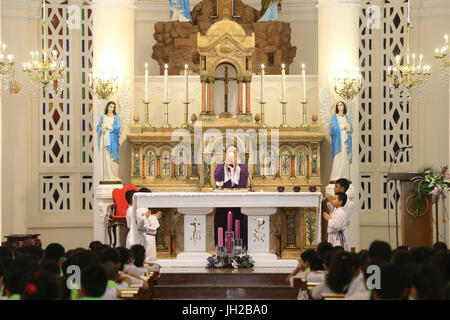 Ho-Chi-Minh-Stadt. Kirche des Heiligsten Herzens Jesu (Nha Tho Tan Dinh).  Sonntagsfeier Masse.  Eucharistie.  Ho-Chi-Minh-Stadt. Vietnam. Stockfoto