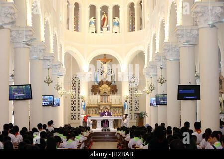 Ho-Chi-Minh-Stadt. Kirche des Heiligsten Herzens Jesu (Nha Tho Tan Dinh).  Sonntagsfeier Masse.  Ho-Chi-Minh-Stadt. Vietnam. Stockfoto