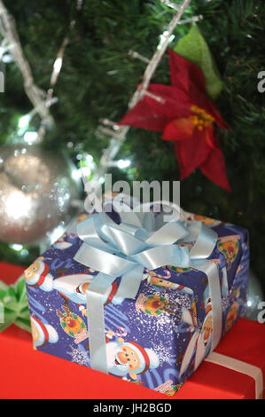 Geschmückter Weihnachtsbaum mit Geschenken.  Vietnam. Stockfoto