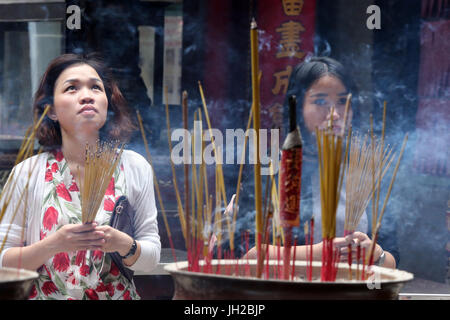 Der taoistische Tempel. Phuoc eine Hoi Quan Pagode. Räucherstäbchen Räucherstäbchen Topf brennen und Rauchen Verwendung für Zahlen Respekt zum Buddha. Buddhistische Anbeter Stockfoto