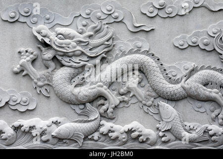 Der taoistische Tempel. Nghia An Hoi Quan Pagode.  Drachen Skulptur.  Ho-Chi-Minh-Stadt. Vietnam. Stockfoto