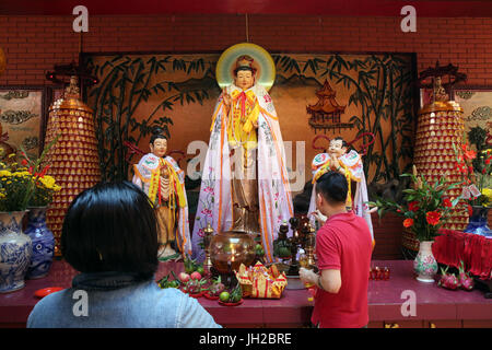Der taoistische Tempel Chua auf Lang.  Quan bin, der Göttin der Barmherzigkeit.  Buddhistische Anbeter.  Ho-Chi-Minh-Stadt. Vietnam. Stockfoto