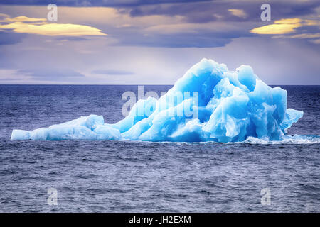 Arktische Eisberg Eis Lagerbereich Nowaja Semlja. Auswahl an Eis, Schwimmen im Ozean Stockfoto