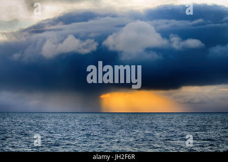 Nordsee in Kontrastfarbe und veränderbar. Störende Sonnenuntergang vor Sturm Stockfoto