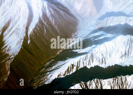 Hellen Frühling der Trauer mit der Vogelperspektive - brillante schneebedeckten Gipfeln, tiefen Schluchten und Gletscher Stockfoto