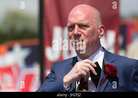 Matt Wrack, Generalsekretär der europäischen Feuerwehren bei der Durham Bergarbeiter Gala an Stadt Durham, England. 133. Gala 200.000 Menschen angezogen Stockfoto