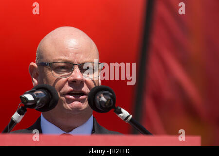 Steve Gillan, General Secretary fuer dem Gefängnis Offiziersgesellschaft anlässlich der Durham Bergarbeiter Gala in Durham City, England. 133. Gala e Stockfoto