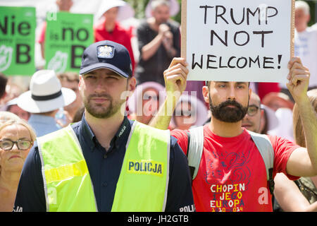 Warschau, Polen. 6. Juli 2017. Am 06.07.2017 protestierten mehrere Dutzend Menschen gegen Donald Trump in Warschau. · KEIN DRAHT-SERVICE · Foto: Jan A. Nicolas/Nicolas/Dpa/Alamy Live News Stockfoto