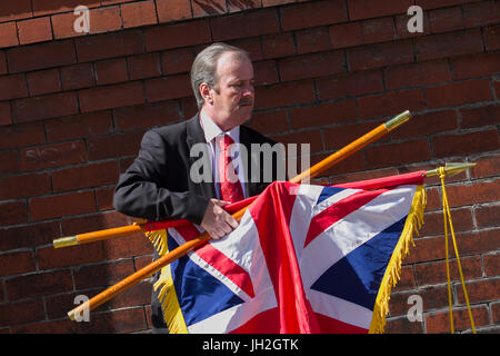 Southport, Merseyside, England. 12. Juli 2017. Feiern. Strahlender Sonnenschein für Oranier Parade. Bildnachweis: MediaWorldImages/Alamy Live-Nachrichten Stockfoto