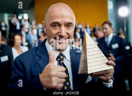 Berlin, Deutschland. 12. Juli 2017. Daumen nach oben: der ehemalige Ski-Star Christian Neureuther erhielt die "Goldene Sportpyramide" für sein Lebenswerk in Berlin, Deutschland, 12. Juli 2017. Foto: Michael Kappeler/Dpa/Alamy Live News Stockfoto