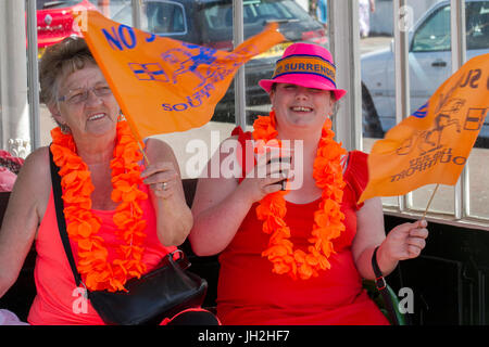 Southport, Merseyside, England. 12. Juli 2017. Celebrations.Bright Sonnenschein für Oranier Parade. Bildnachweis: MediaWorldImages/Alamy Live-Nachrichten Stockfoto