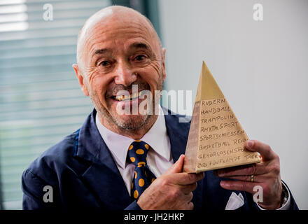 Berlin, Deutschland. 12. Juli 2017. Der ehemalige Ski-Star Christian Neureuther erhält die "Goldene Sportpyramide" für sein Lebenswerk in Berlin, Deutschland, 12. Juli 2017. Foto: Michael Kappeler/Dpa/Alamy Live News Stockfoto