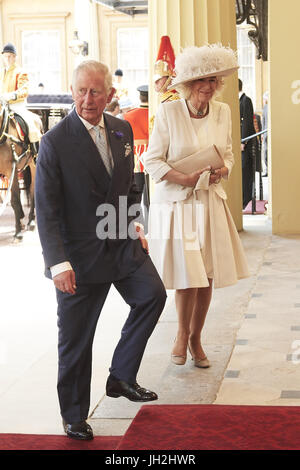 London, UK, Spanien. 12. Juli 2017. Charles, Prinz von Wales, Camilla, Herzogin von Cornwall besucht einen offiziellen Empfang durch Königin Elizabeth II des Vereinigten Königreichs Großbritannien und Nordirland und Prinz Philip, Duke of Edinburgh im Great Hall of Buckingham Palace am 12. Juli 2017 in London. Bildnachweis: Jack Abuin/ZUMA Draht/Alamy Live-Nachrichten Stockfoto