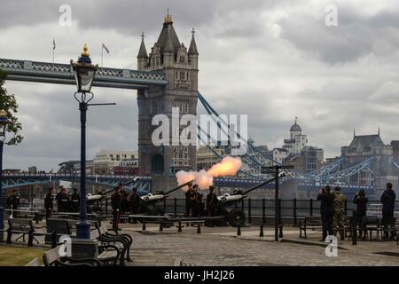 London, Großbritannien. 12. Juli 2017. 41 Gun Salute an den Turm von der Honourable Artillery Company für den Staatsbesuch des Königs Felipe VI und Königin Letizia von Spanien. : Credit claire Doherty Alamy/Live-Nachrichten. Stockfoto