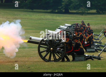 London, UK. 12. Juli 2017. Die Kings Troop Royal Horse Artillery 41 Salutschüsse abgefeuert in Green Park für den Staatsbesuch nach Großbritannien von König Felipe von Spanien, mit seiner Frau Königin Letizia in London, 12. Juli 2017 Staatsbesuch nach Großbritannien von König Felipe von Spanien, London, 12. Juli 2017 Credit: Paul Marriott/Alamy Live News Stockfoto