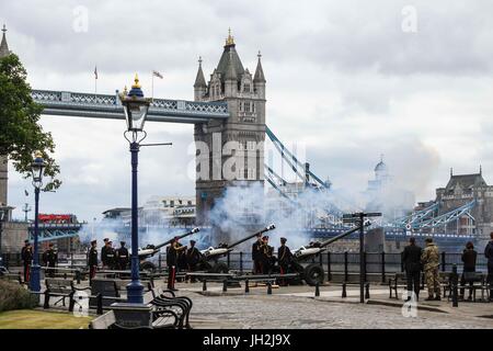 London, Großbritannien. 12. Juli 2017. 41 Gun Salute an den Turm von der Honourable Artillery Company für den Staatsbesuch des Königs Felipe VI und Königin Letizia von Spanien. : Credit claire Doherty Alamy/Live-Nachrichten. Stockfoto