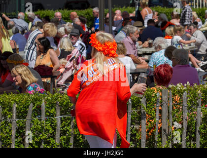 Southport, Merseyside, England. 12. Juli 2017. Feiern. Strahlender Sonnenschein für Oranier Parade. Bildnachweis: MediaWorldImages/Alamy Live-Nachrichten Stockfoto