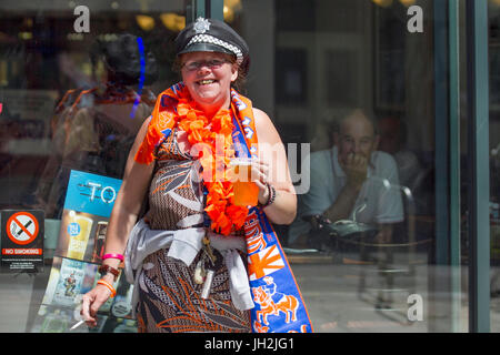 Southport, Merseyside, England. 12. Juli 2017. Feiern. Strahlender Sonnenschein für Oranier Parade. Bildnachweis: MediaWorldImages/Alamy Live-Nachrichten Stockfoto