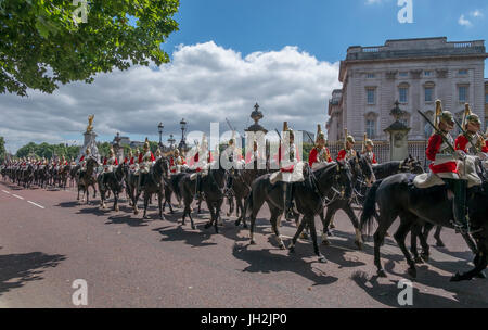 Constitution Hill, London, UK. 12. Juli 2017. Berittene Truppen die Leibgarde Bergfahrt Constitution Hill zurück in Stall und Kasernen nach der spanischen Königsfamilie im Buckingham-Palast für den Staatsbesuch ankommen. Bildnachweis: Malcolm Park/Alamy Live-Nachrichten. Stockfoto