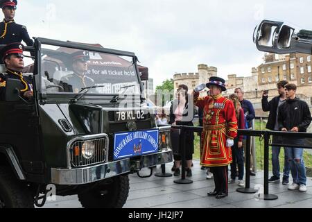 London, Großbritannien 12. Juli 2017. 41 Salutschüsse am Turm der Honourable Artillery Company für den Staatsbesuch von König Felipe VI und Königin Letizia von Spanien. : Credit Claire Doherty Alamy/Live News. Stockfoto