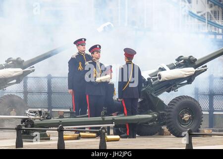 London, Großbritannien 12. Juli 2017. 41 Salutschüsse am Turm der Honourable Artillery Company für den Staatsbesuch von König Felipe VI und Königin Letizia von Spanien. : Credit Claire Doherty Alamy/Live News. Stockfoto
