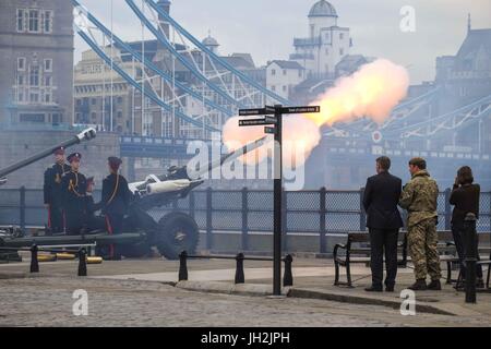 London, Großbritannien 12. Juli 2017. 41 Salutschüsse am Turm der Honourable Artillery Company für den Staatsbesuch von König Felipe VI und Königin Letizia von Spanien. : Credit Claire Doherty Alamy/Live News. Stockfoto