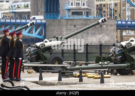 London, Großbritannien 12. Juli 2017. 41 Salutschüsse am Turm der Honourable Artillery Company für den Staatsbesuch von König Felipe VI und Königin Letizia von Spanien. : Credit Claire Doherty Alamy/Live News. Stockfoto