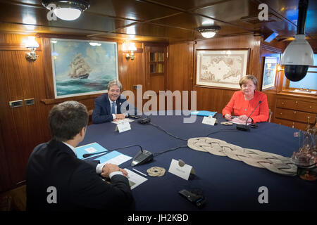 HANDOUT - Handout Bild datiert 12. Juli 2017 zeigt Bundeskanzlerin Angela Merkel (von rechts nach links), italienische Ministerpräsident Paolo Gentiloni und der französische Präsident Emmanuel Macron im Gespräch an Bord der Schule Schiff Goletta Palinuro vor der Westbalkan-Gipfel in Triest, Italien. Dieses Treffen fand im Vorfeld des Gipfels mit sechs West-Balkan-Staaten zusammen mit mehreren EU-Ländern in der nördlichen Stadt Triest. (ACHTUNG REDAKTION: REDAKTIONELLE NUTZUNG NUR IM ZUSAMMENHANG MIT DER AKTUELLEN BERICHTERSTATTUNG/OBLIGATORISCHEN CREDITS) Foto: Guido Bergmann/Bundesregierung/dpa Stockfoto