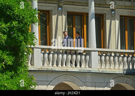 (170712)--LJUBLJANA, 12. Juli 2017 (Xinhua)--Slovenian Prime Minister Miro Cerar (R) spricht mit dem kroatischen Premierminister Andrej Plenkovic in Ljubljana, Slowenien, am 12. Juli 2017. (Xinhua/Matic Stojs) (Rh) Stockfoto