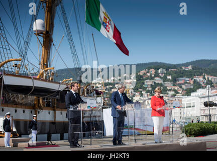 HANDOUT - Handout Bild datiert 12. Juli 2017 zeigt Bundeskanzlerin Angela Merkel (von rechts nach links), italienische Ministerpräsident Paolo Gentiloni und der französische Präsident Emmanuel Macron geben eine gemeinsame Presseerklärung vor der Schule versenden Goletta Palinuro vor der Westbalkan-Gipfel in Triest, Italien. Dieses Treffen fand im Vorfeld des Gipfels mit sechs West-Balkan-Staaten zusammen mit mehreren EU-Ländern in der nördlichen Stadt Triest.  (ACHTUNG REDAKTION: REDAKTIONELLE NUTZUNG NUR IN VERBINDUNG MIT AKTUELLEN BERICHTERSTATTUNG / OBLIGATORISCH CREDITS) Foto: Guido Bergmann/Bundesregierung/dpa Stockfoto