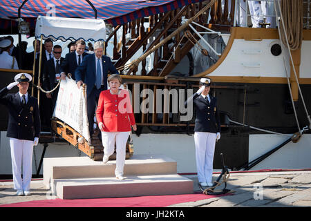 HANDOUT - Handout Bild datiert 12. Juli 2017 zeigt Bundeskanzlerin Angela Merkel (von rechts nach links), italienische Ministerpräsident Paolo Gentiloni und der französische Präsident Emmanuel Macron wie sie von Bord gehen die Schule versenden Goletta Palinuro um eine gemeinsame Presseerklärung in Triest, Italien zu geben. Dieses Treffen fand im Vorfeld des Gipfels mit sechs West-Balkan-Staaten zusammen mit mehreren EU-Ländern in der nördlichen Stadt Triest.  (ACHTUNG REDAKTION: REDAKTIONELLE NUTZUNG NUR IN VERBINDUNG MIT AKTUELLEN BERICHTERSTATTUNG / OBLIGATORISCH CREDITS) Foto: Guido Bergmann/Bundesregierung/dpa Stockfoto