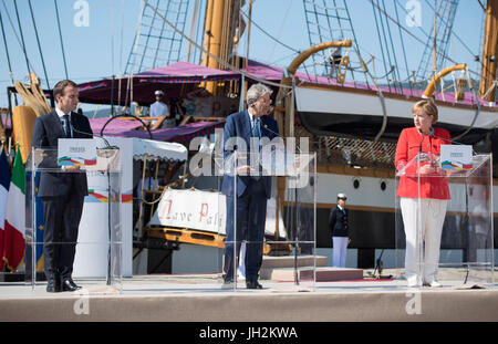 HANDOUT - Handout Bild datiert 12. Juli 2017 zeigt Bundeskanzlerin Angela Merkel (von rechts nach links), italienische Ministerpräsident Paolo Gentiloni und der französische Präsident Emmanuel Macron geben eine gemeinsame Presseerklärung vor der Schule versenden Goletta Palinuro vor der Westbalkan-Gipfel in Triest, Italien. Dieses Treffen fand im Vorfeld des Gipfels mit sechs West-Balkan-Staaten zusammen mit mehreren EU-Ländern in der nördlichen Stadt Triest.  (ACHTUNG REDAKTION: REDAKTIONELLE NUTZUNG NUR IN VERBINDUNG MIT AKTUELLEN BERICHTERSTATTUNG / OBLIGATORISCH CREDITS) Foto: Guido Bergmann/Bundesregierung/dpa Stockfoto