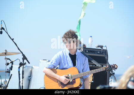 Das Wasserloch Bar, Perranporth, Cornwall, UK. 12. Juli 2017. Alex Jones und Matt Baker Vorbereitungen für die Dreharbeiten der BBC One zeigen am Wasserloch - Kneipe am Strand.  Auch sind in der Show heute Abend die Band the Kooks. Sehen Sie hier die Kooks Credit: Simon Maycock/Alamy Live News Stockfoto